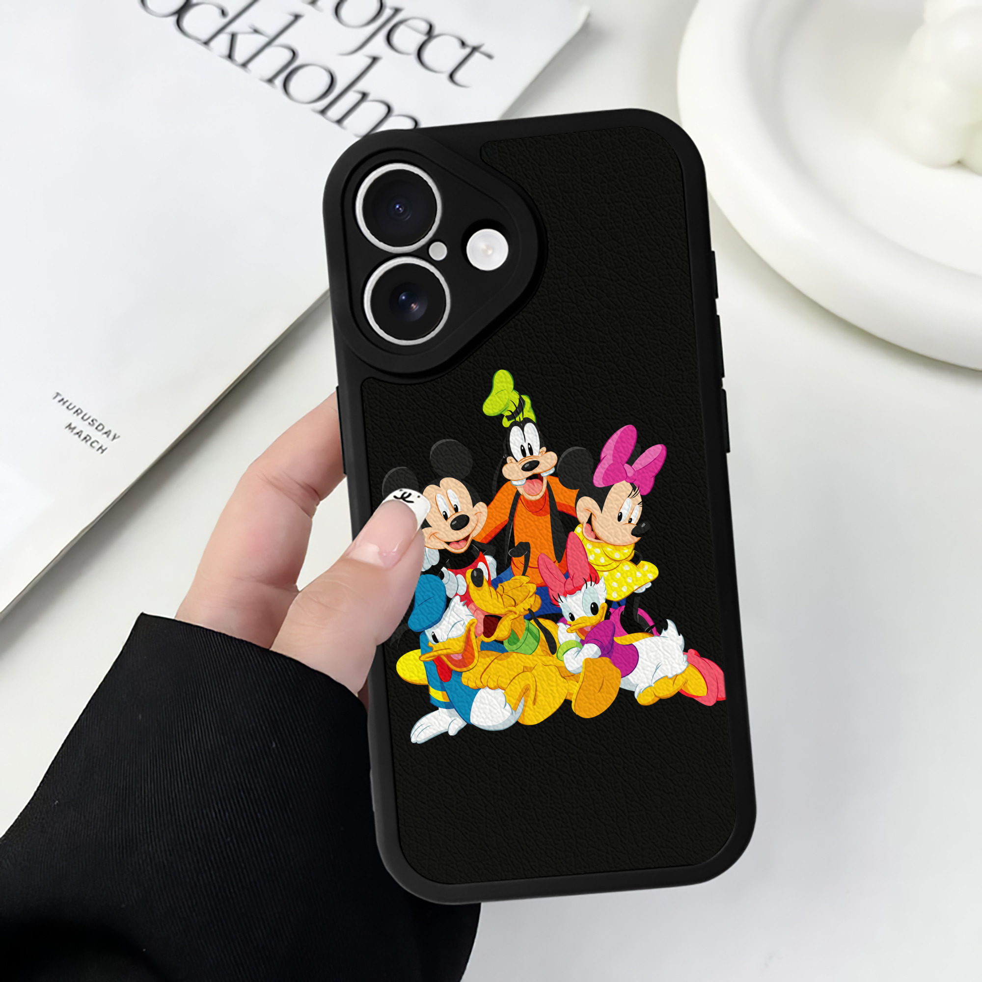 （画像用） ミッキーマウス Mickey Mouse 【iPhone 16シリーズ対応】シリコンスマホケース（レザー調） 材質：シリコン